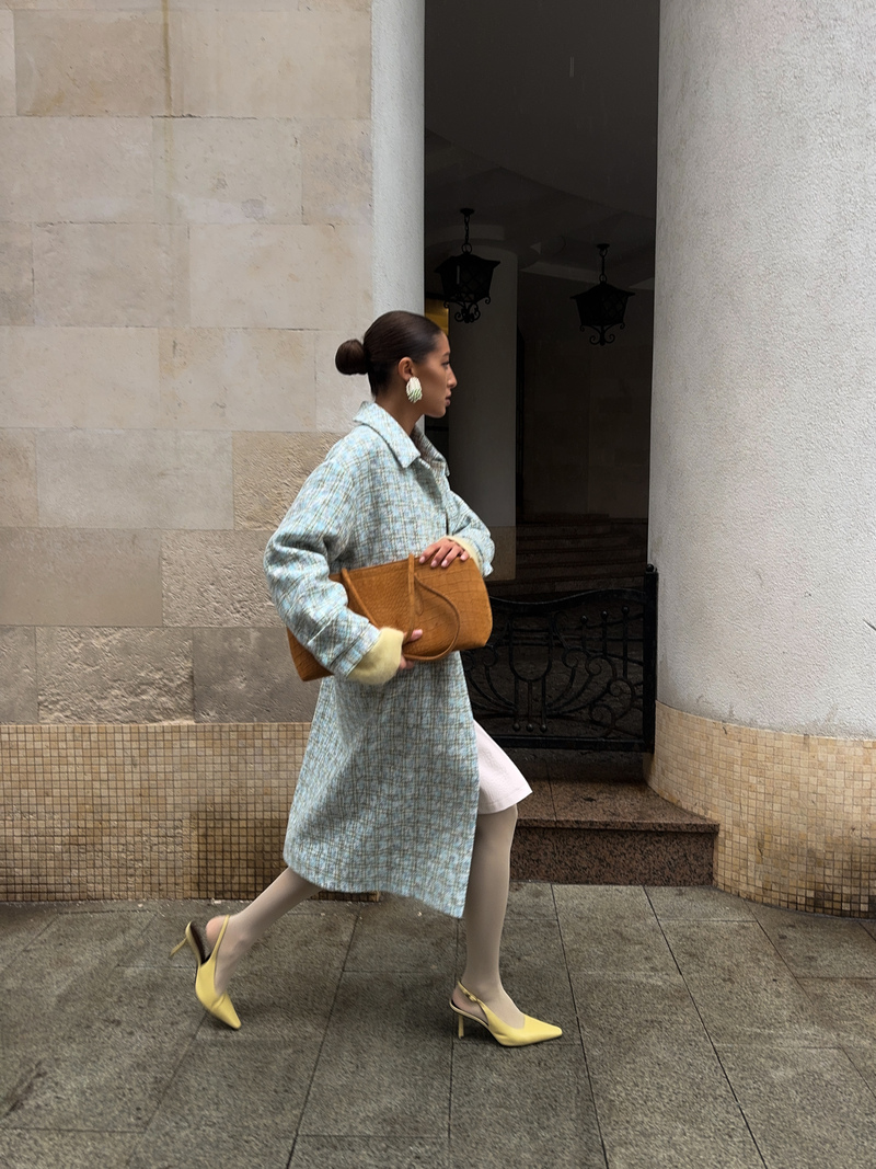 Женщина у окна