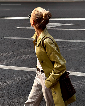 Модель в темном элегантном наряде