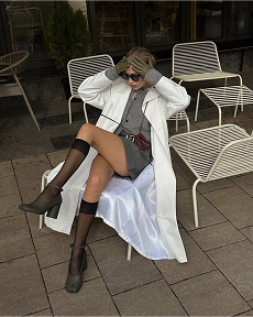 Женщина в зеленом полосатом наряде