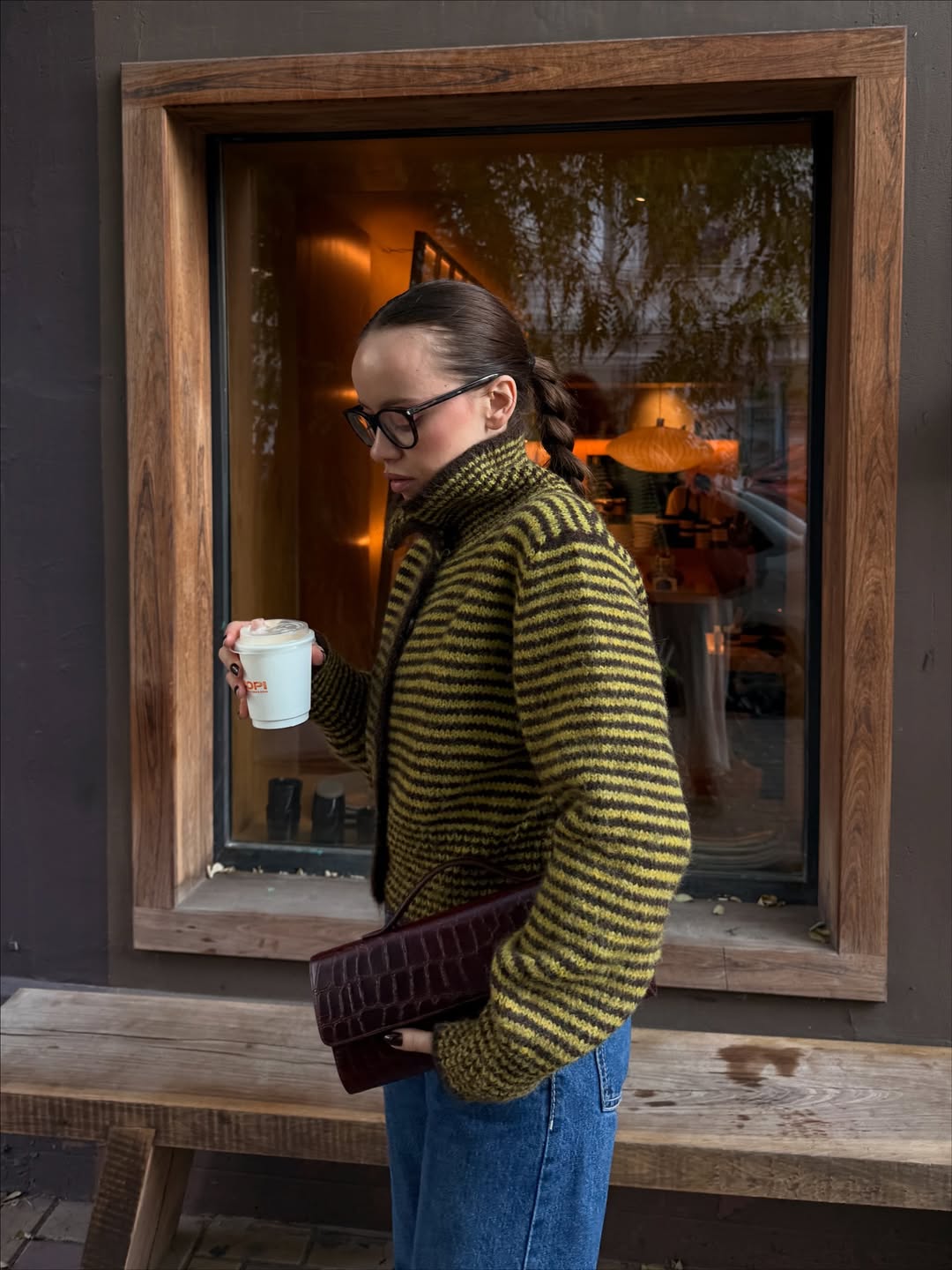 Элегантная женщина в белом платье