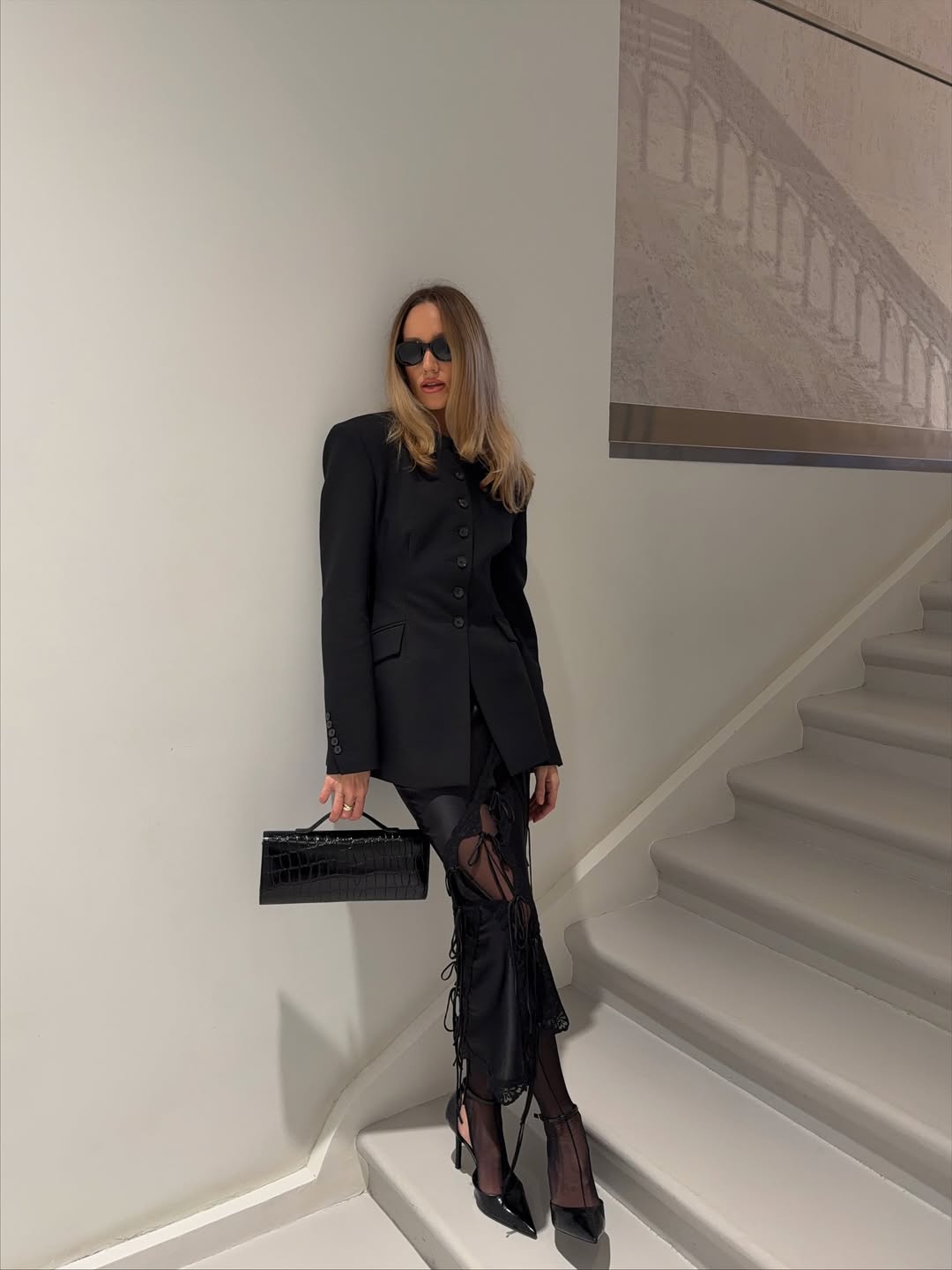 Утонченная женщина в темном пальто